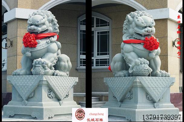 古代的官衙庙堂、豪门巨宅大门前，都摆放一时石狮子用以镇宅护卫。直到现代，许多建筑物大门前，还有这种安放石狮子镇宅护院的遗风不泯。
