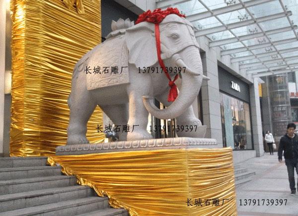 安装在酒店门口的石雕大象 安装在酒店门口的石雕大象