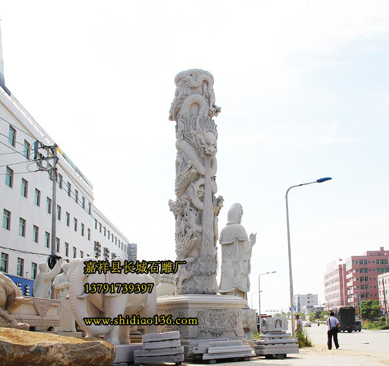 石雕龙柱的形象得益于它的威严，在中国的封建时代里，龙是最高权威的象征，也可以说是帝王的象征，通常也只能够在封建王朝的皇室里面出现，而随着我们现在社会的发展，龙也逐渐是出现了我们日常的生活当中，正是这种不可侵犯的威严形象赋予了龙更多的精神寄托。